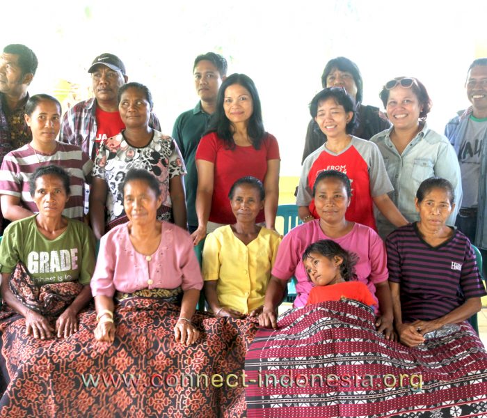 55 weavers received glasses in Tuabao Village of Flores