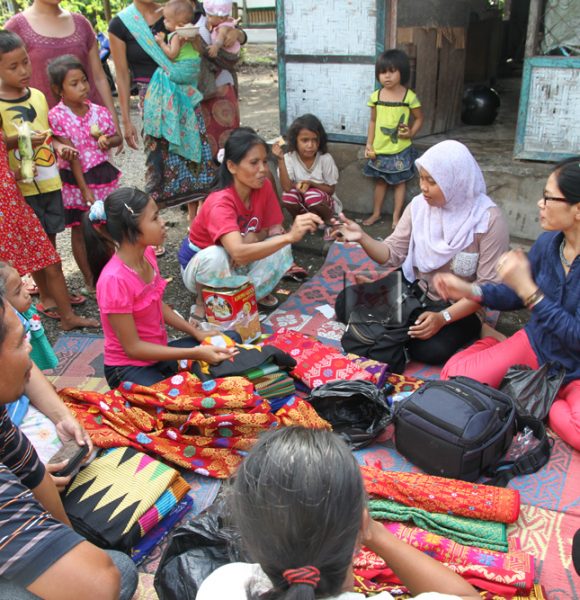 A day in Sukarara, a weaving village in Central Lombok, West Nusa Tenggara – Our 1st attempt to donate glasses to weavers of Indonesia