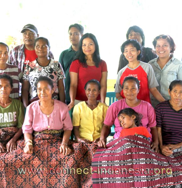 55 weavers received glasses in Tuabao Village of Flores