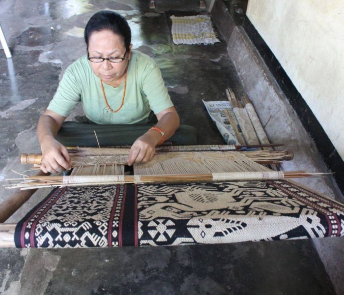 Connect Indonesia menjangkau penenun di Melolo, desa Pau & Patawang, Sumba Timur