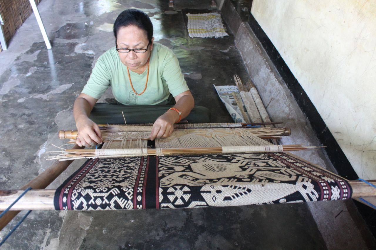 Connect Indonesia menjangkau penenun di Melolo, desa Pau & Patawang, Sumba Timur