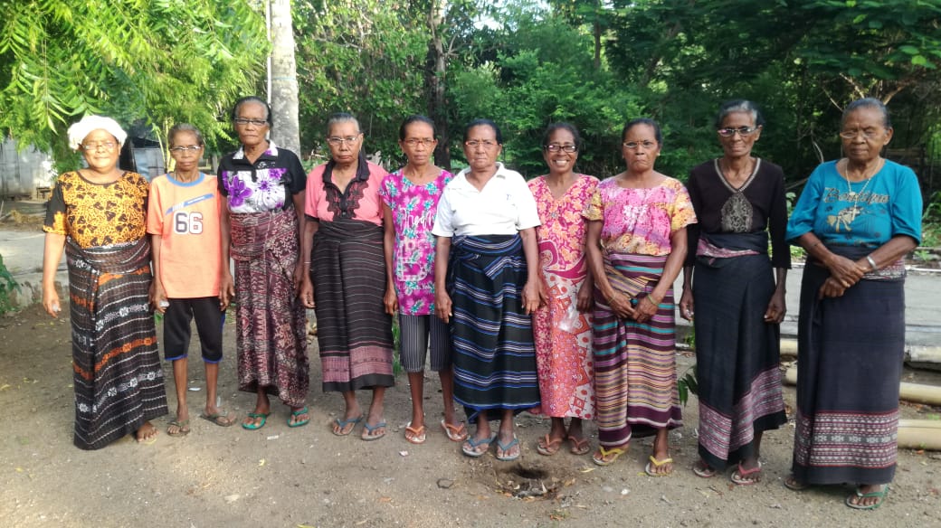 Connect Indonesia distributed reading glasses to weavers in Lamawohong, Solor Island, East Nusa Tenggara