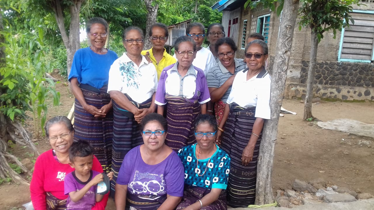 Connect Indonesia distributed reading glasses to weavers in Desa Bunga, Lembata Island, East Nusa Tenggara