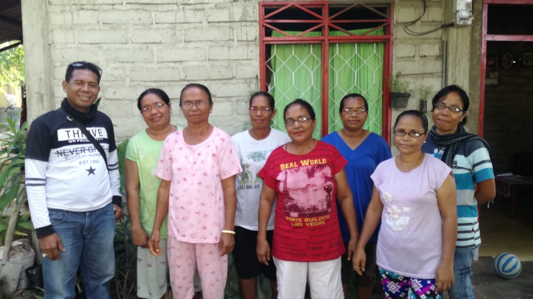 Connect Indonesia distributed reading glasses to weavers in Pamakayo, Solor Island, East Nusa Tenggara